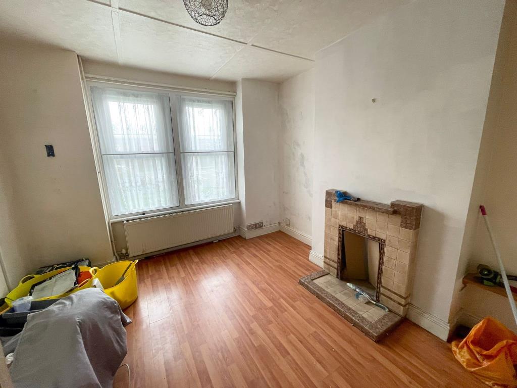 Lot: 36 - END-TERRACE HOUSE FOR REFURBISHMENT - Living Room
